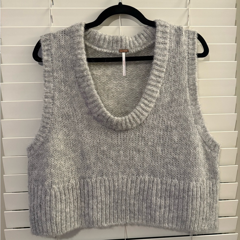 Free People Light Gray Knit V-Neck Cropped Sleeveless Sweater Vest